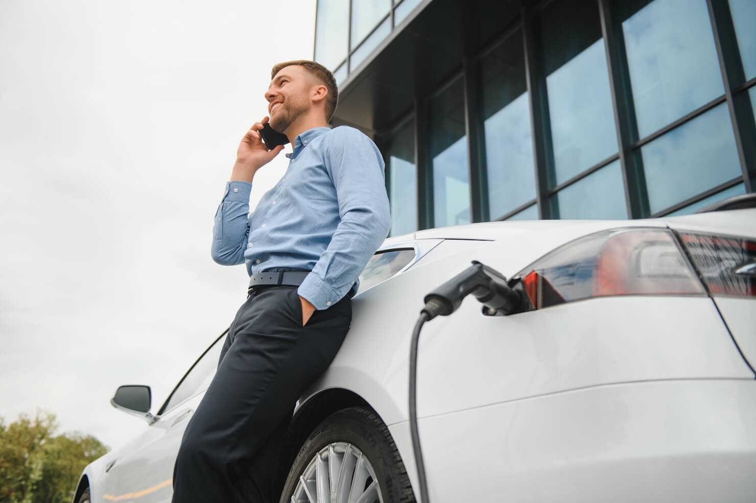 What factors affect the range of electric cars?